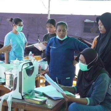 Pusdokkes Polri Layani 120 Warga Terdampak Gempa di Reo dengan Pengobatan Gratis