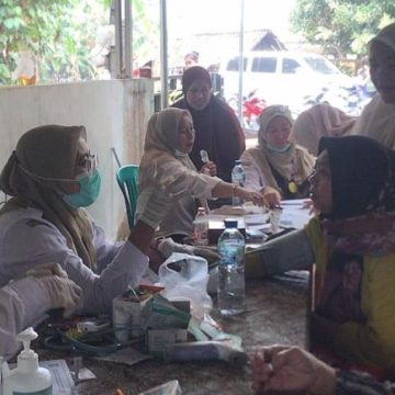 Puskesmas Cisauk Lakukan Skrining TB dan Pemeriksaan Kesehatan Gratis di Posyandu Mekar Indah