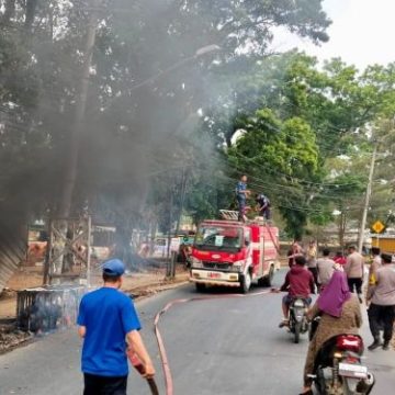 Respons Cepat Petugas Gabungan Padamkan Kebakaran Warung Kuliner di Bandar Jaya