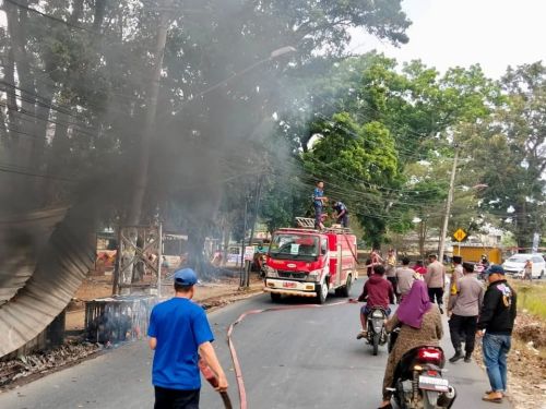 Respons Cepat Petugas Gabungan Padamkan Kebakaran Warung Kuliner di Bandar Jaya Respons Cepat Petugas Gabungan Padamkan Kebakaran Warung Kuliner di Bandar Jaya