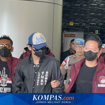 Revaldo Jalani Tes Kesehatan Usai Ditangkap dalam Kasus Narkoba Revaldo Jalani Tes Kesehatan Usai Ditangkap dalam Kasus Narkoba