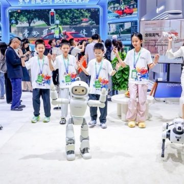 Robot Humanoid Mulai Digunakan di Dealer Mobil Indonesia