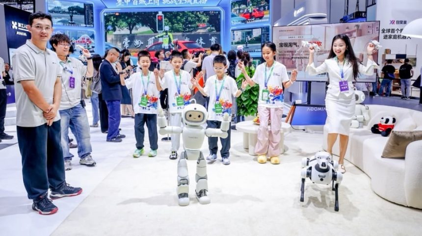 Robot Humanoid Mulai Digunakan di Dealer Mobil Indonesia