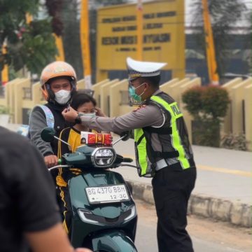 Satlantas Polres Muba Bagikan 50 Masker dan Air Mineral untuk Keselamatan Pengguna Jalan