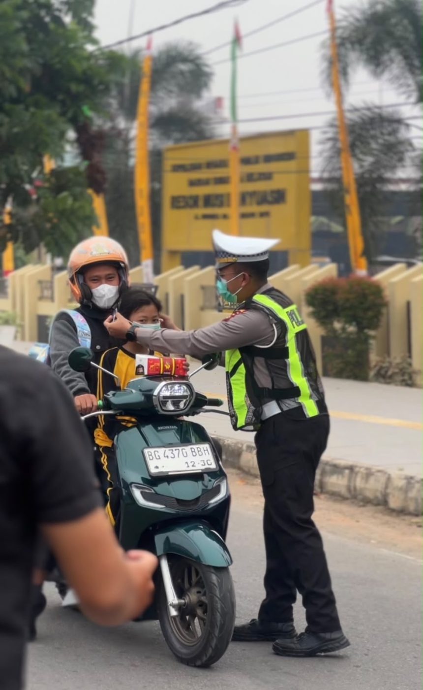 Satlantas Polres Muba Bagikan 50 Masker dan Air Mineral untuk Keselamatan Pengguna Jalan