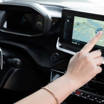 Studi Terbaru Soroti Risiko Keamanan Layar Sentuh pada Mobil Modern