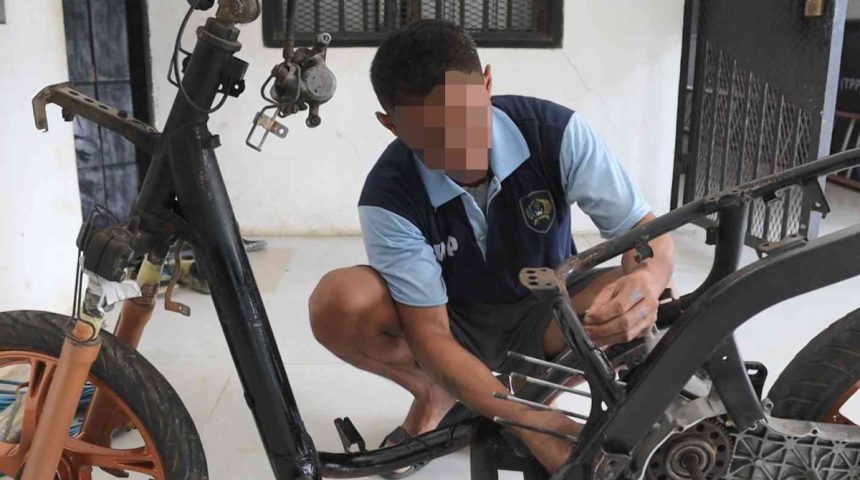 Tingkatkan Kemampuan Otomotif: Warga Binaan Lapas Batulicin Praktik Servis Motor