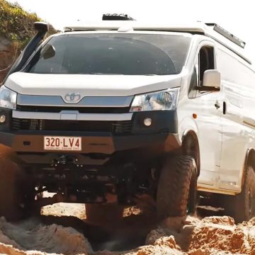 Toyota HiAce Disulap Jadi Camper 4x4, Ground Clearance Lebih Tinggi dari Land Cruiser Toyota HiAce Disulap Jadi Camper 4×4, Ground Clearance Lebih Tinggi dari Land Cruiser