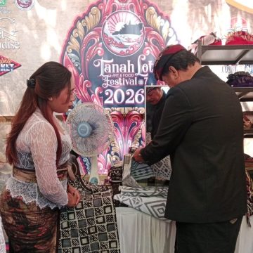 Wakil Bupati Dirga Kunjungi Stand Kuliner di Tanah Lot Festival Tabanan, Promosikan Tabanan Sebagai Titik Kumpul