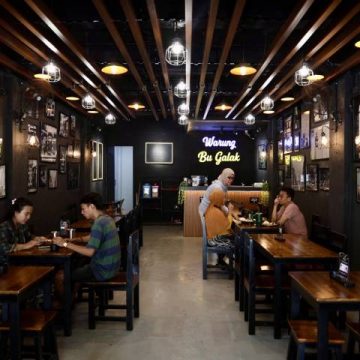 Warung Bu Galak: Sensasi Pedas dengan Ayam Bumbu Kuning dan Telur Barendo Hanya Rp14 Ribu