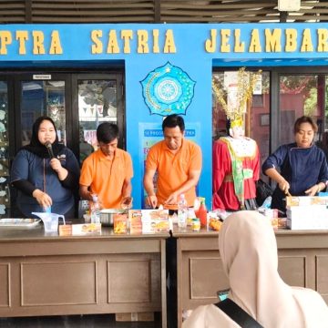 50 Kader PKK di Jelambar Belajar Membuat Camilan Kekinian
