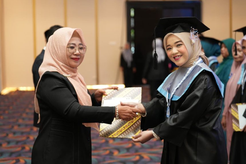 90 Mahasiswi Akbid Cahwala Malut Diwisuda, Gubernur Sampaikan Pesan Krusial untuk Pelayanan Kesehatan 90 Mahasiswi Akbid Cahwala Malut Diwisuda, Gubernur Sampaikan Pesan Krusial untuk Pelayanan Kesehatan