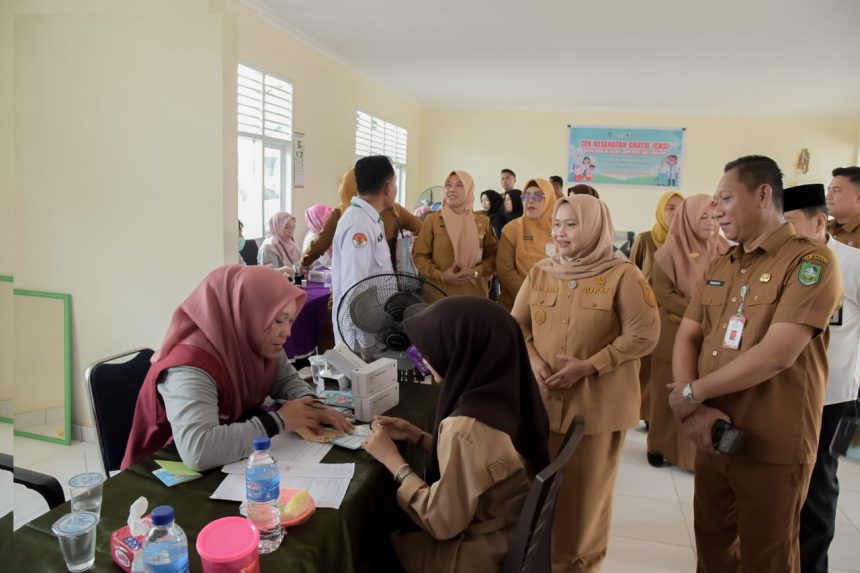 Bupati Kasmarni Pantau Langsung Layanan Cek Kesehatan Gratis di MAN 1 Bengkalis