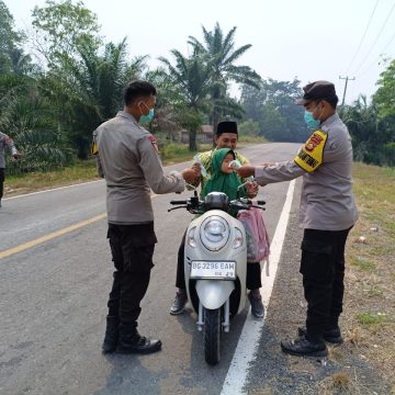 Cegah Gangguan Kesehatan Akibat Kabut Asap, Polsek Kikim Barat Bagikan Masker di Desa Wanaraya