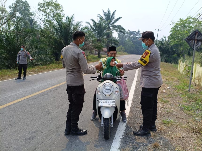 Cegah Gangguan Kesehatan Akibat Kabut Asap, Polsek Kikim Barat Bagikan Masker di Desa Wanaraya Cegah Gangguan Kesehatan Akibat Kabut Asap, Polsek Kikim Barat Bagikan Masker di Desa Wanaraya