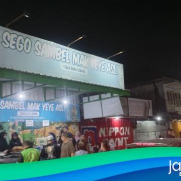 Menikmati Kelezatan Sego Sambel Mak Yeye Surabaya yang Setia Tanpa Cabang Sejak 1980