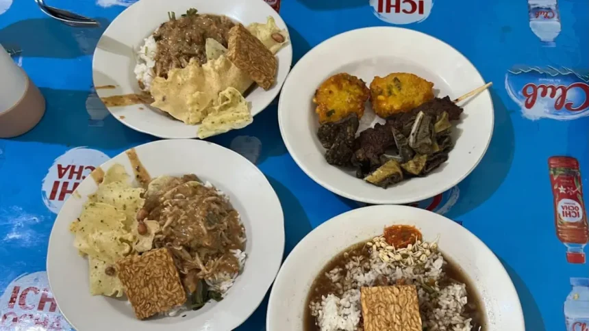 Pecel Rawon: Perpaduan Dua Kuliner Legendaris Khas Malang