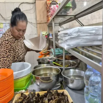 Pecinta Kuliner Wajib Coba! Warung Bebek 75 Ngagel Rejo Jadi Buruan di Surabaya