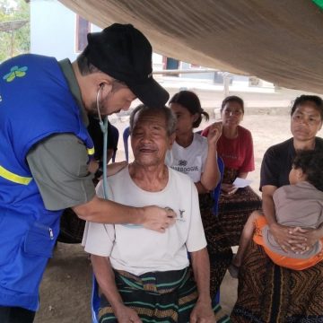 Petugas Kesehatan Tetap Setia Melayani Warga Terpencil Ende Pasca Gempa, Lewati Jalur Berbahaya
