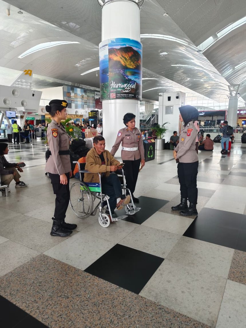 Polda Sumut Sediakan Layanan Kesehatan untuk Penumpang Terdampak Pembatalan Penerbangan di Bandara Kualanamu Polda Sumut Sediakan Layanan Kesehatan untuk Penumpang Terdampak Pembatalan Penerbangan di Bandara Kualanamu