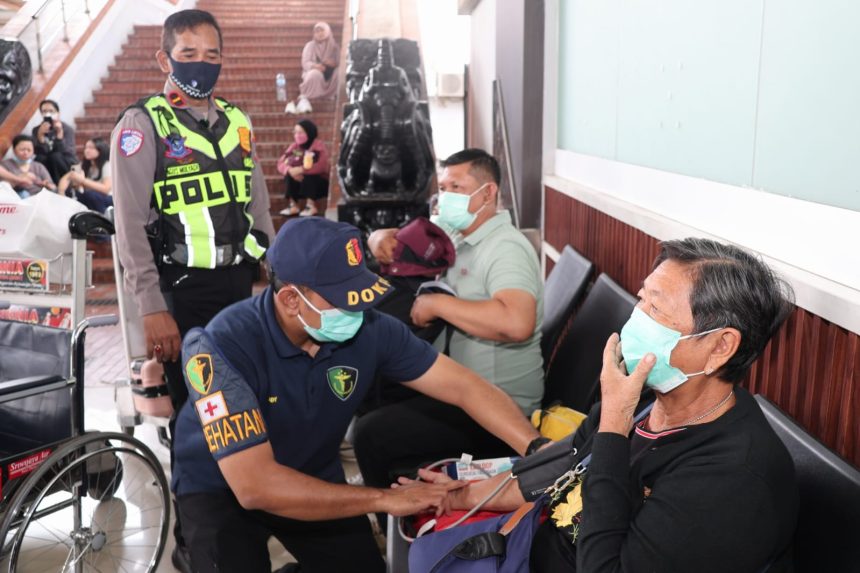 Polisi Beri Layanan Kesehatan dan Bagikan Masker di Bandara Soekarno-Hatta