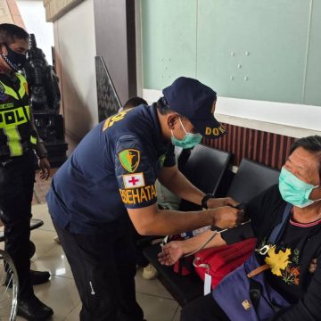 Polres Bandara Soetta Lakukan Pembagian Masker dan Pemeriksaan Kesehatan untuk Penumpang Polres Bandara Soetta Lakukan Pembagian Masker dan Pemeriksaan Kesehatan untuk Penumpang