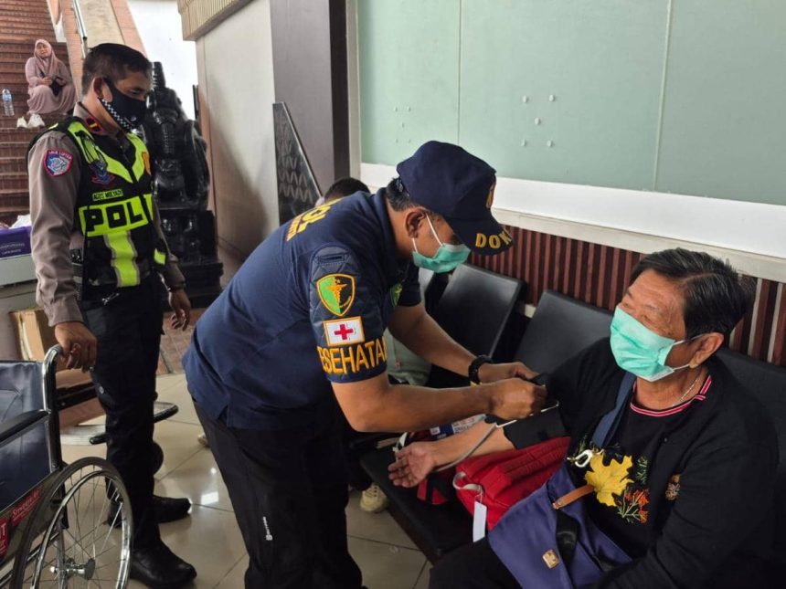 Polres Bandara Soetta Lakukan Pembagian Masker dan Pemeriksaan Kesehatan untuk Penumpang Polres Bandara Soetta Lakukan Pembagian Masker dan Pemeriksaan Kesehatan untuk Penumpang