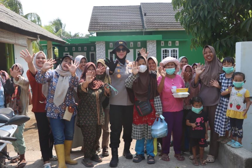 Polres Ogan Ilir Bagikan Masker di Pulau Semambu untuk Lindungi Anak dari Asap Karhutla Polres Ogan Ilir Bagikan Masker di Pulau Semambu untuk Lindungi Anak dari Asap Karhutla