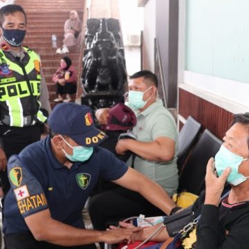 Polresta Bandara Soetta Sediakan Layanan Kesehatan dan Masker Gratis bagi Penumpang yang Terdampak Erupsi Anak Krakatau Polresta Bandara Soetta Sediakan Layanan Kesehatan dan Masker Gratis bagi Penumpang yang Terdampak Erupsi Anak Krakatau