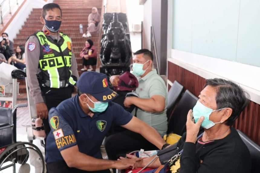 Polresta Bandara Soetta Sediakan Layanan Kesehatan dan Masker Gratis bagi Penumpang yang Terdampak Erupsi Anak Krakatau Polresta Bandara Soetta Sediakan Layanan Kesehatan dan Masker Gratis bagi Penumpang yang Terdampak Erupsi Anak Krakatau