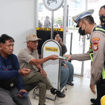 Sidokkes Polresta Bandara Soetta Beri Layanan Kesehatan bagi Penumpang Terdampak Erupsi Anak Krakatau Sidokkes Polresta Bandara Soetta Beri Layanan Kesehatan bagi Penumpang Terdampak Erupsi Anak Krakatau