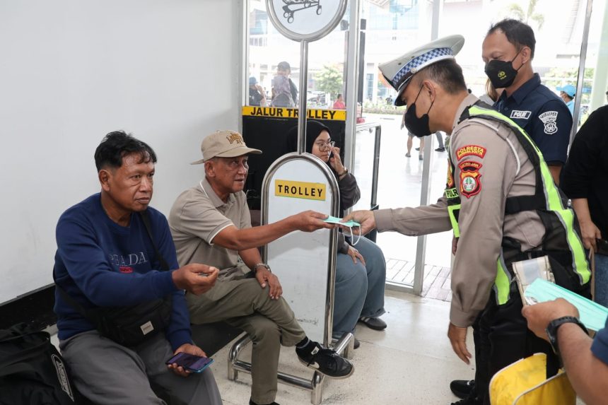 Sidokkes Polresta Bandara Soetta Beri Layanan Kesehatan bagi Penumpang Terdampak Erupsi Anak Krakatau Sidokkes Polresta Bandara Soetta Beri Layanan Kesehatan bagi Penumpang Terdampak Erupsi Anak Krakatau