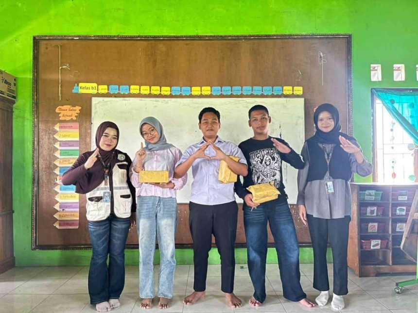Tim KKN-T 16 Alma Ata Edukasi Kesehatan Reproduksi untuk Remaja Sukomulyo